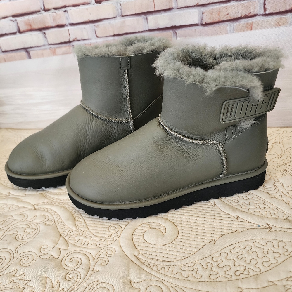 UGG Mini Baily Logo Strap Boot in Ultra Matte Seaweed Leather Size 8